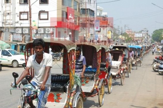 Battery operated rickshaw drivers hold protest rally in city over making licence mandatory 